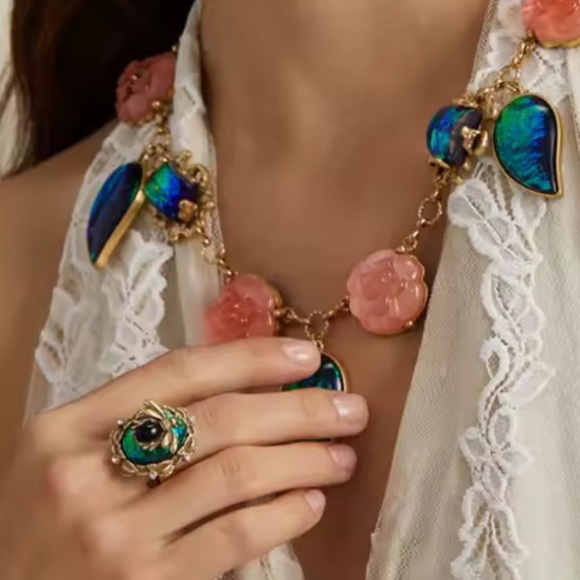 Royal Bee Elegance Antique Brass Ring - Picture 9 of 11